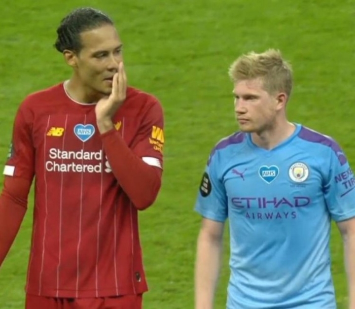 徐杰怒起单臂暴力摘板 张文逸张手三分命中&杜锋大吼“好球”！（徐杰单臂强势抢板 张文逸抬手三分命中 杜锋场边高喊好球）