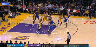 一脚急刹！科沃德反击上篮 哈登追防目送得分（急停变速！科沃德快攻上篮，哈登追防无奈目送得分）