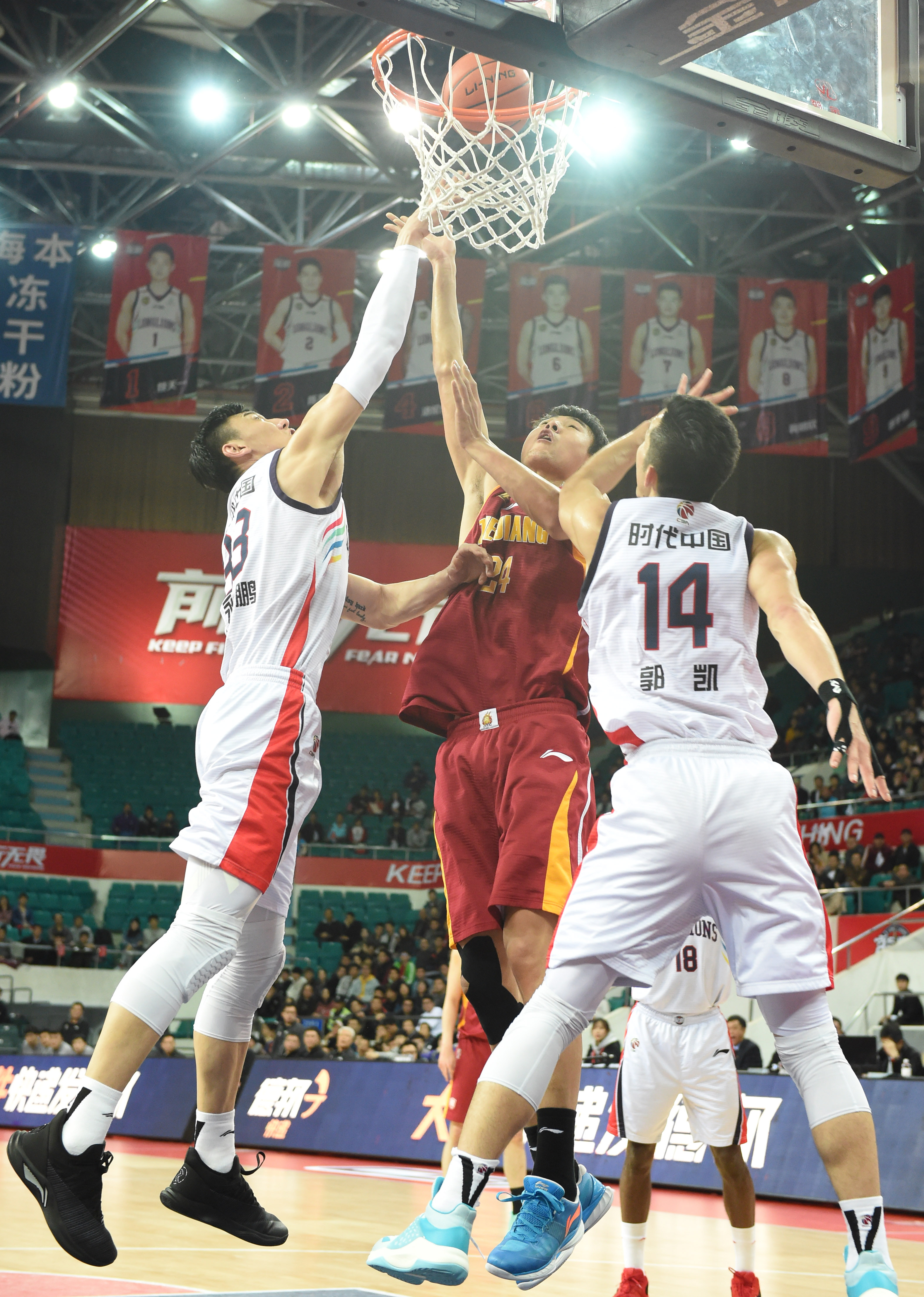 媒体人：张源或加盟某刚出售本土后腰的南方球队（据媒体人透露，张源可能加盟一支刚出售本土后腰的南方球队）