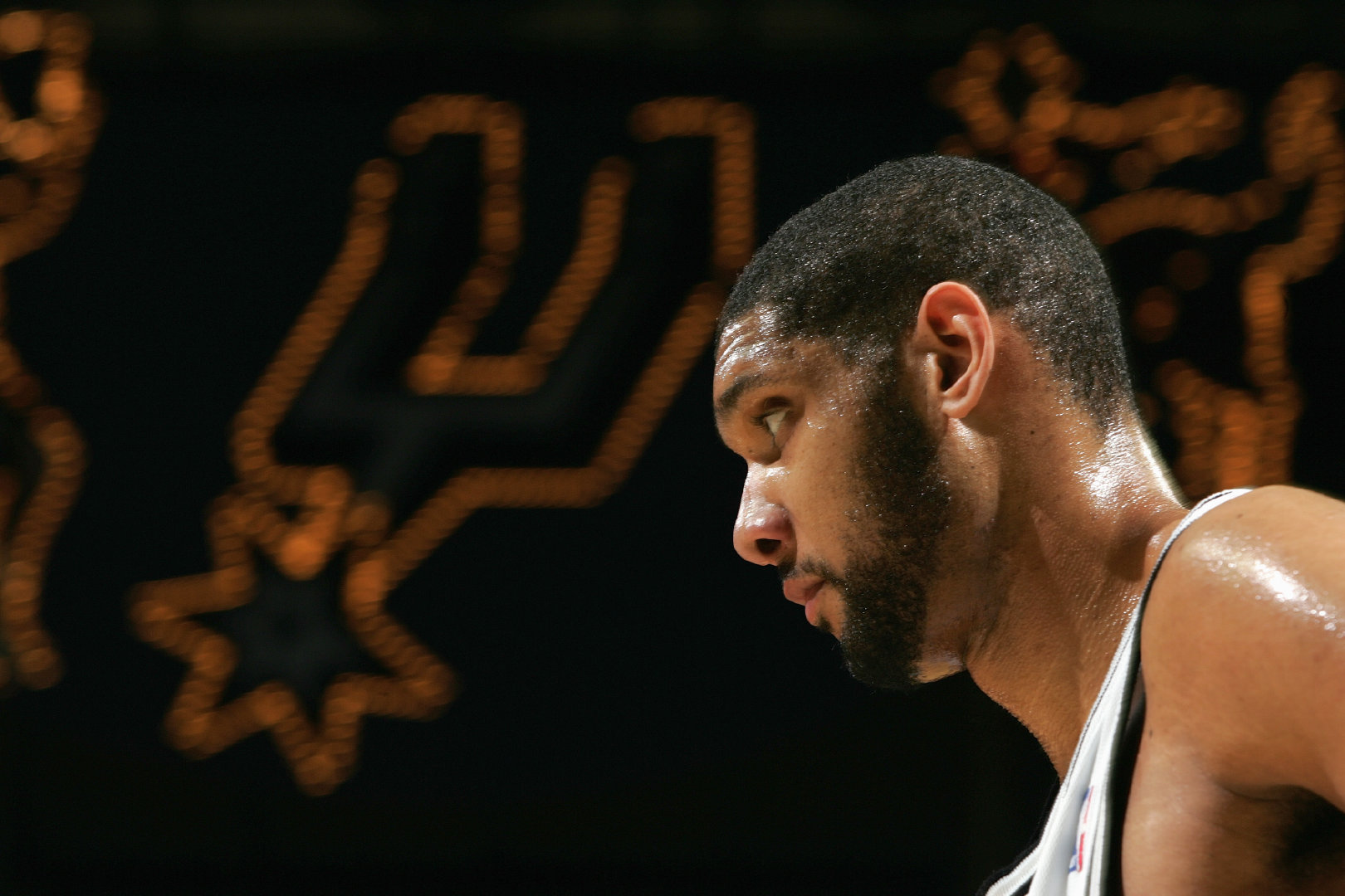 歌名应景，著名歌唱家波切利在世界杯抽签仪式演唱《今夜无人入眠》（世界杯抽签仪式上，波切利献唱《今夜无人入眠》，歌名恰到好处）