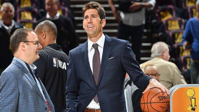 TA：因现代足球重视边路与攻防转换，菱形中场阵型已几乎绝迹（TA：现代足球偏重边路与攻防转换，菱形中场几乎消失）