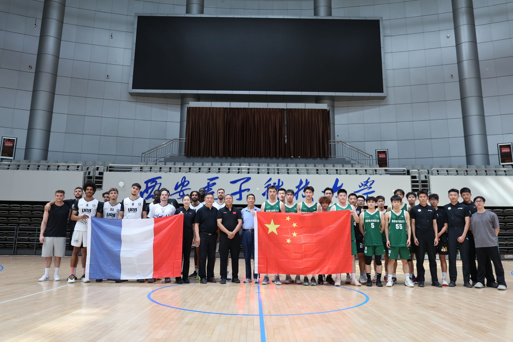 足球比赛的节奏掌控技巧（足球场上节奏掌控要诀）