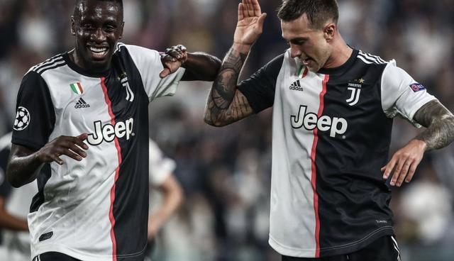 德甲战报：卡德打入唯一进球，十人奥格斯堡1-0汉堡（德甲战报：卡德制胜，十人奥格斯堡1-0力克汉堡）