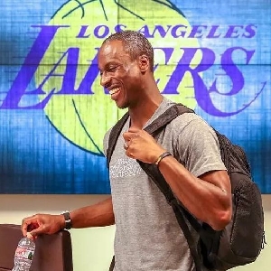 怀特半场表现惊艳，为球队注入活力（怀特上半场闪耀，点燃球队斗志）